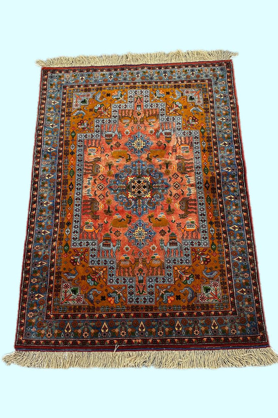 فرش دستباف 1.98متری ساربان تمام پشم کف ابریشم طرح لچ وترنج کد 070376