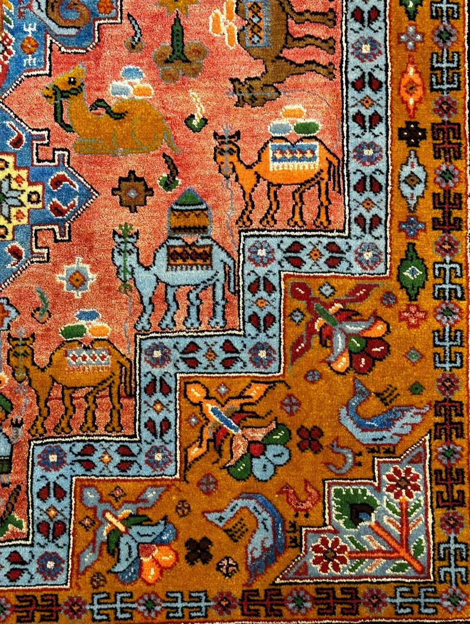 فرش دستباف 1.98متری ساربان تمام پشم کف ابریشم طرح لچ وترنج کد 070376