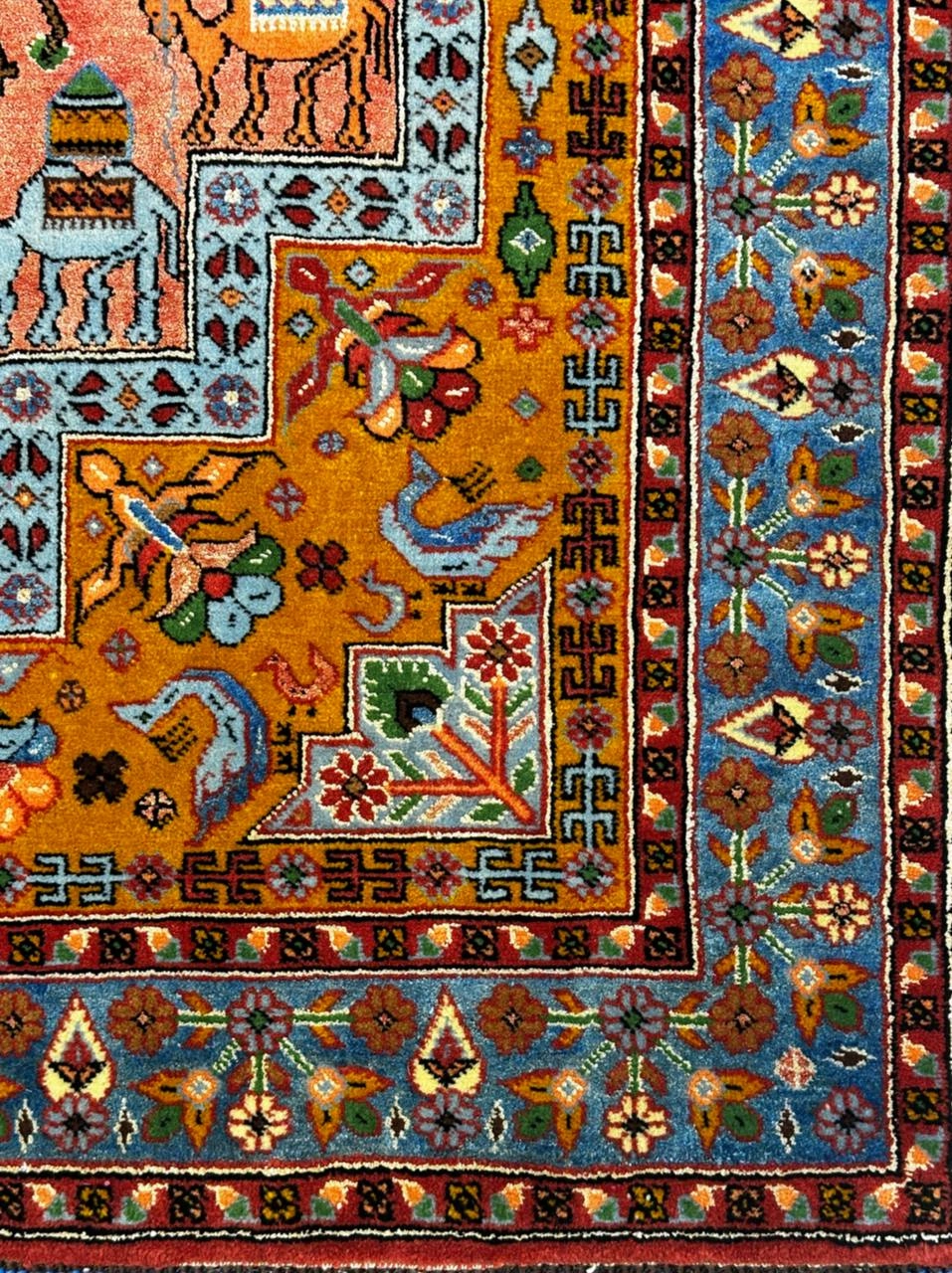 فرش دستباف 1.98متری ساربان تمام پشم کف ابریشم طرح لچ وترنج کد 070376