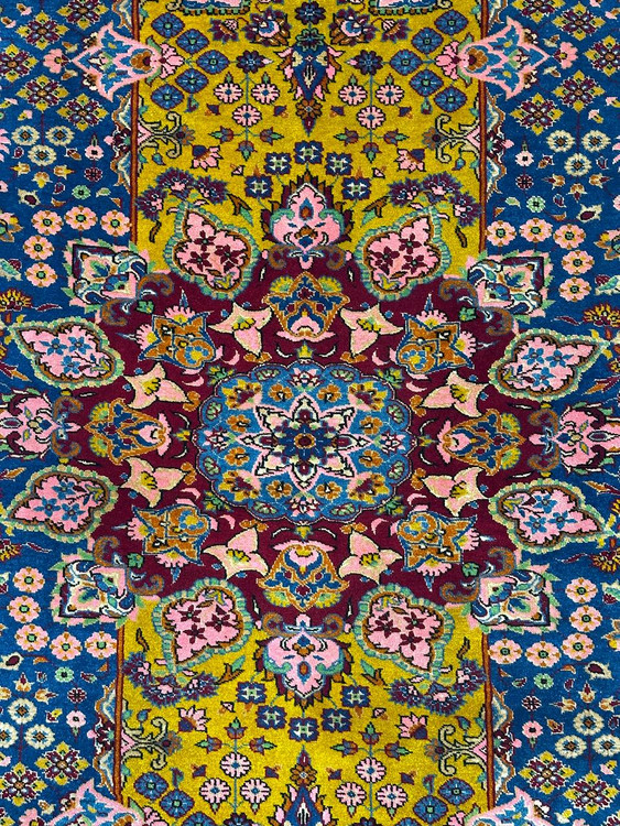 فرش دستباف 2.7متری گل ابریشم نقش ترنجی رنگ طبیعی کد 0700109