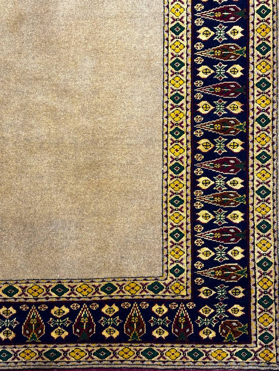 فرش دستباف 2.6متری تمام پشم نقش کف ساده بافت خراسان رنگ طبیعی کد0700021