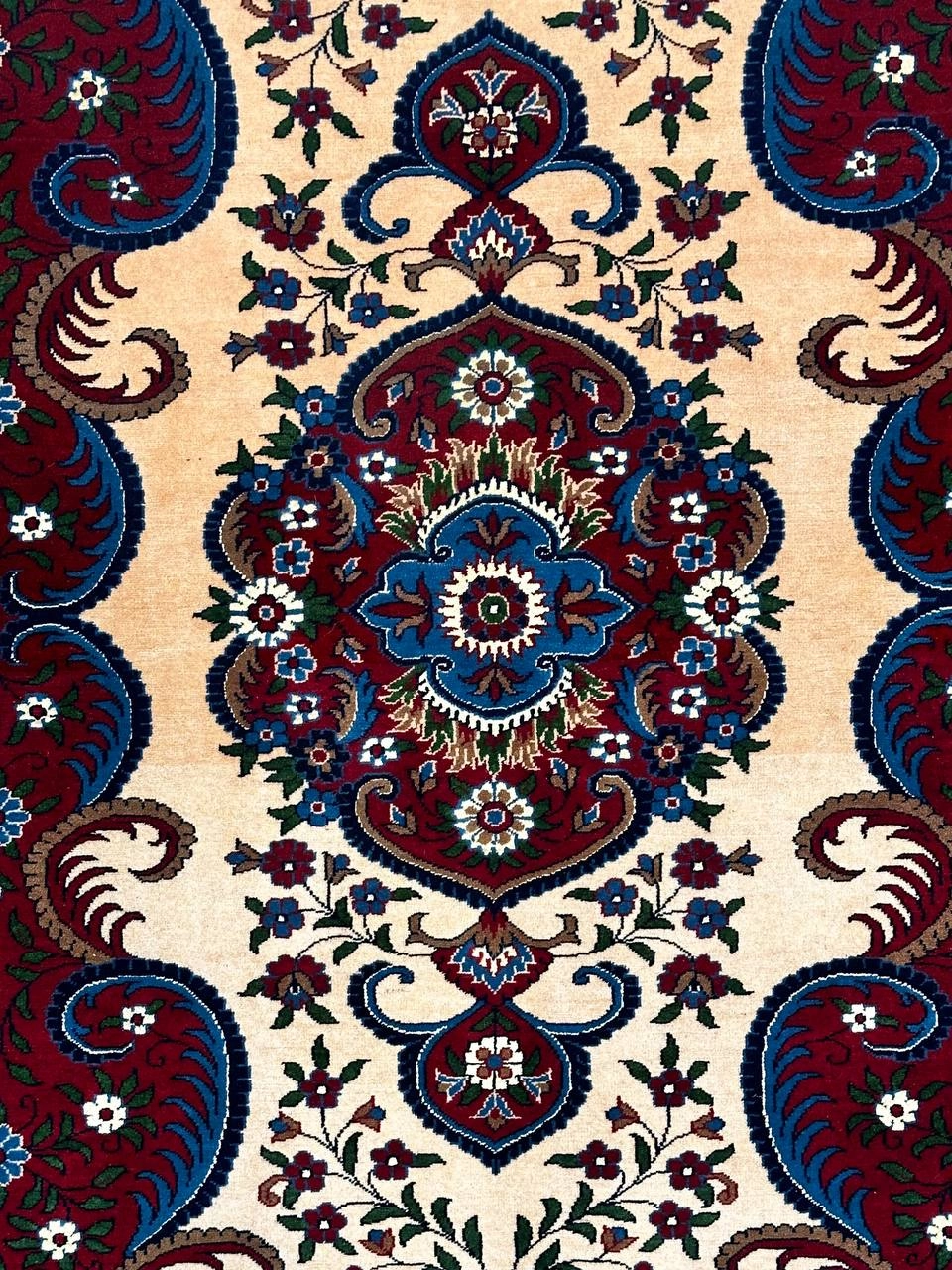 فرش دستباف 2.6متری چله وگل ابریشم نقش ترنجی رنگ طبیعی کد 0700094