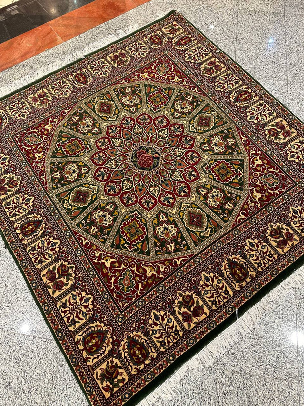فرش دستبافت مربع گل ابریشم 4متری نقش گنبدی بافت خراسان رنگ گیاهی کد 0600136