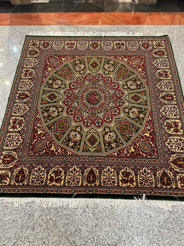 فرش دستبافت مربع 9متری نقش قشقایی گل ابریشم بافت خراسان 50 رج رنگ گیاهی کد 0400009
