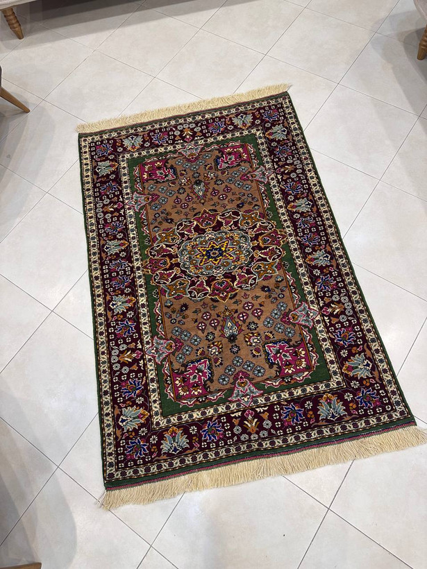 فرش دستبافت 2متری پشم و ابریشم نقش قشقایی زمینه قرمز رنگ گیاهی کد0700580