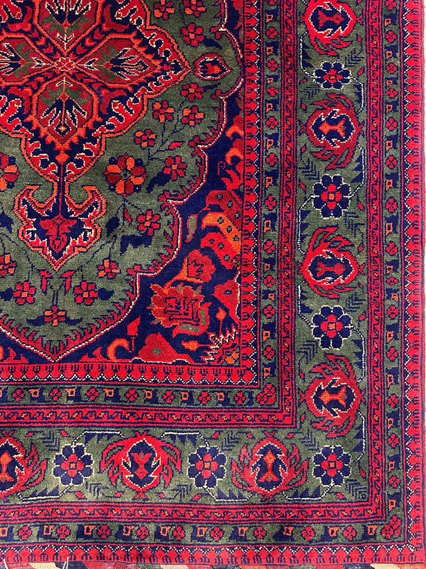 فرش دستبافت 6متری تمام کرک نقش ترنجی زمینه سبز رنگ گیاهی کد0500322