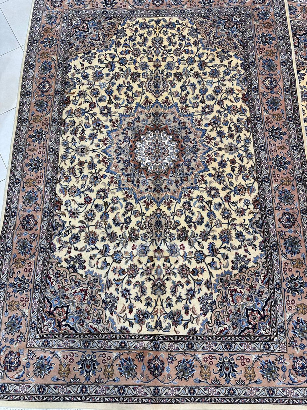 فرش دستبافت 6متری پشم و ابریشم نقش لچک و ترنج بافت خراسان رنگ گیاهی درحدنو کد0500341