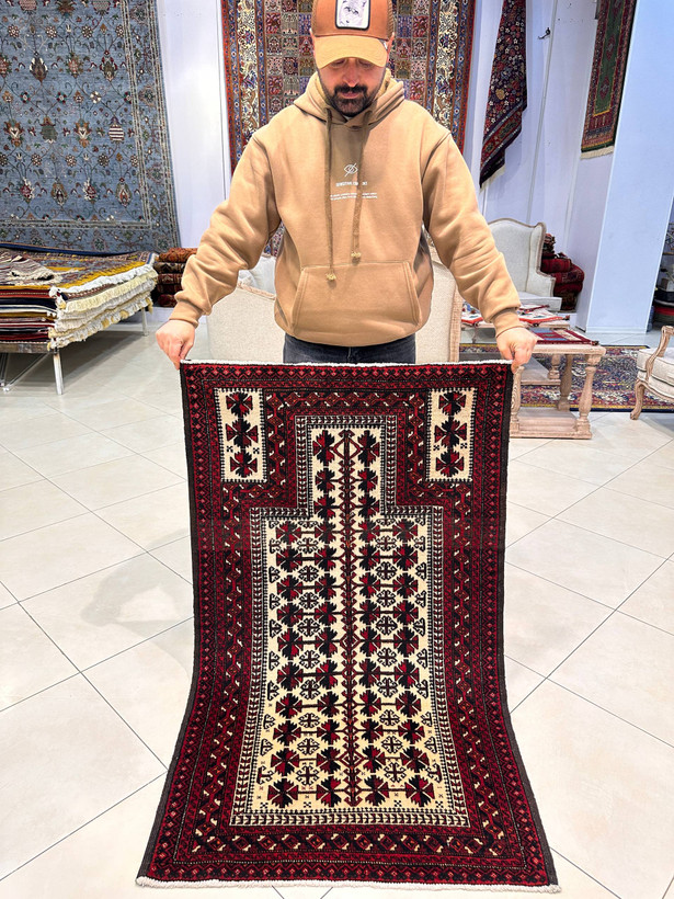 فرش دستبافت تمام پشم 1/5متری نقش برگ تاکی بلوچ بافت کد0800024