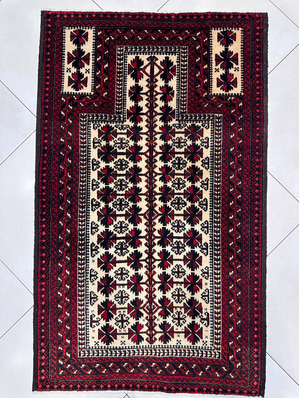 فرش دستبافت تمام پشم 1/5متری نقش برگ تاکی بلوچ بافت کد0800024