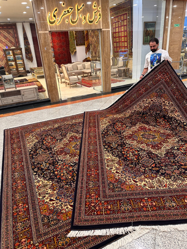 فرش دستبافت9متری پشم و ابریشم نقش قشقایی زمینه سرمه ای رنگ گیاهی 40رج کد0400058
