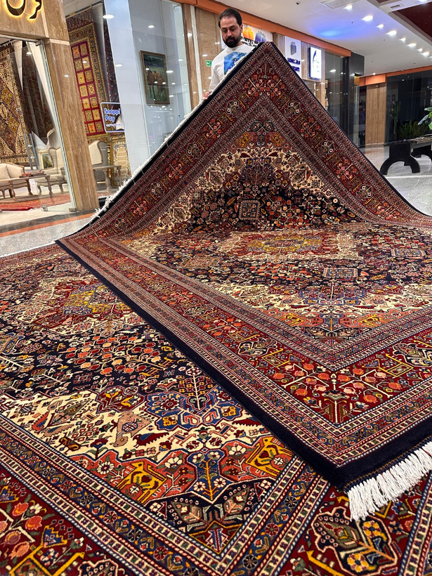 فرش دستبافت9متری پشم و ابریشم نقش قشقایی زمینه سرمه ای رنگ گیاهی 40رج کد0400058