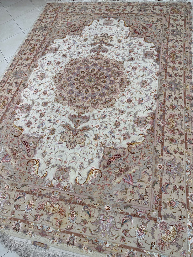 فرش دستبافت 9متری چله و گل ابریشم نقش علیه بافت تبریز 50 رج کد0400064
