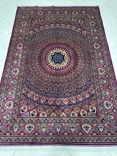 فرش دستبافت 6متری تمام کرک نقش شیخ صفی زمینه صورتی رنگ گیاهی کد0500254