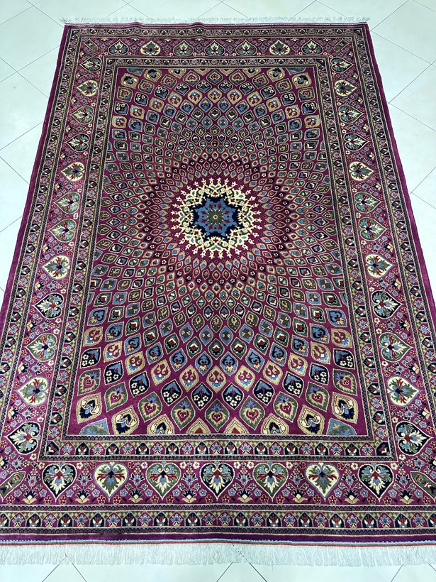 فرش دستبافت 6متری تمام کرک نقش شیخ صفی زمینه صورتی رنگ گیاهی کد0500254