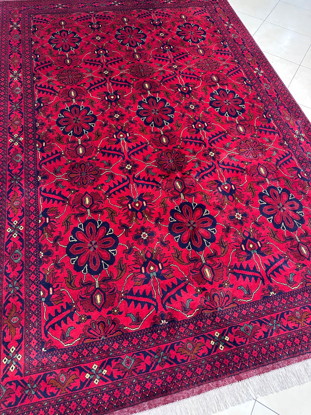 فرش دستبافت 6متری تمام کرک لاکی قرمز نقش افشان جدید 35رج رنگ طبیعی کد 0500225