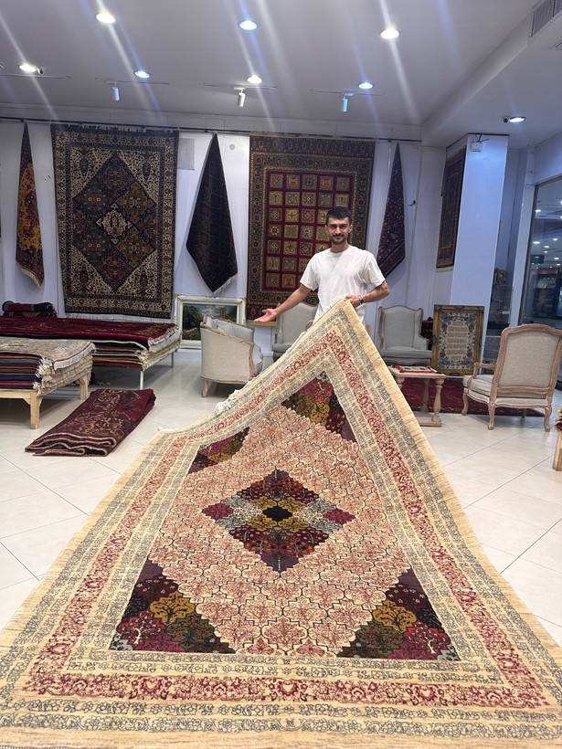 فرش دستبافت 6متری پشم دسترس نقش قشقایی زمینه سفید رنگ گیاهی کد0500406